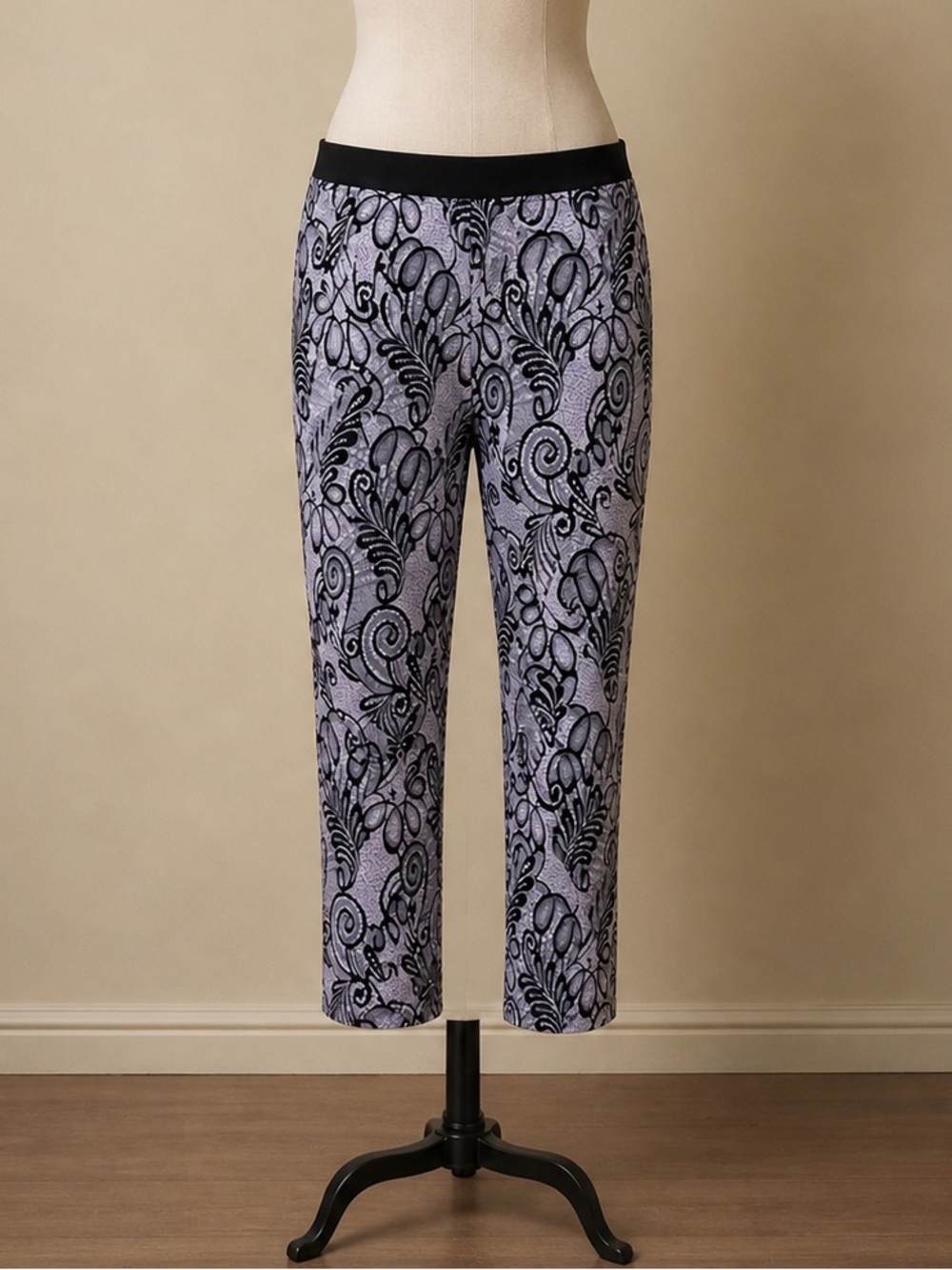 Worthington Lavender & Black Patterned Pull-On Capris